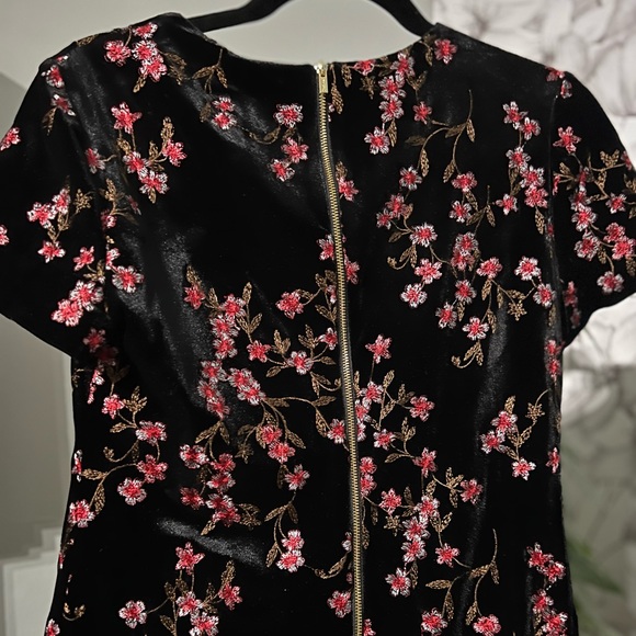 Calvin Klein Short Sleeve Velvet Floral Embroidered Shift Dress - Picture 4 of 4